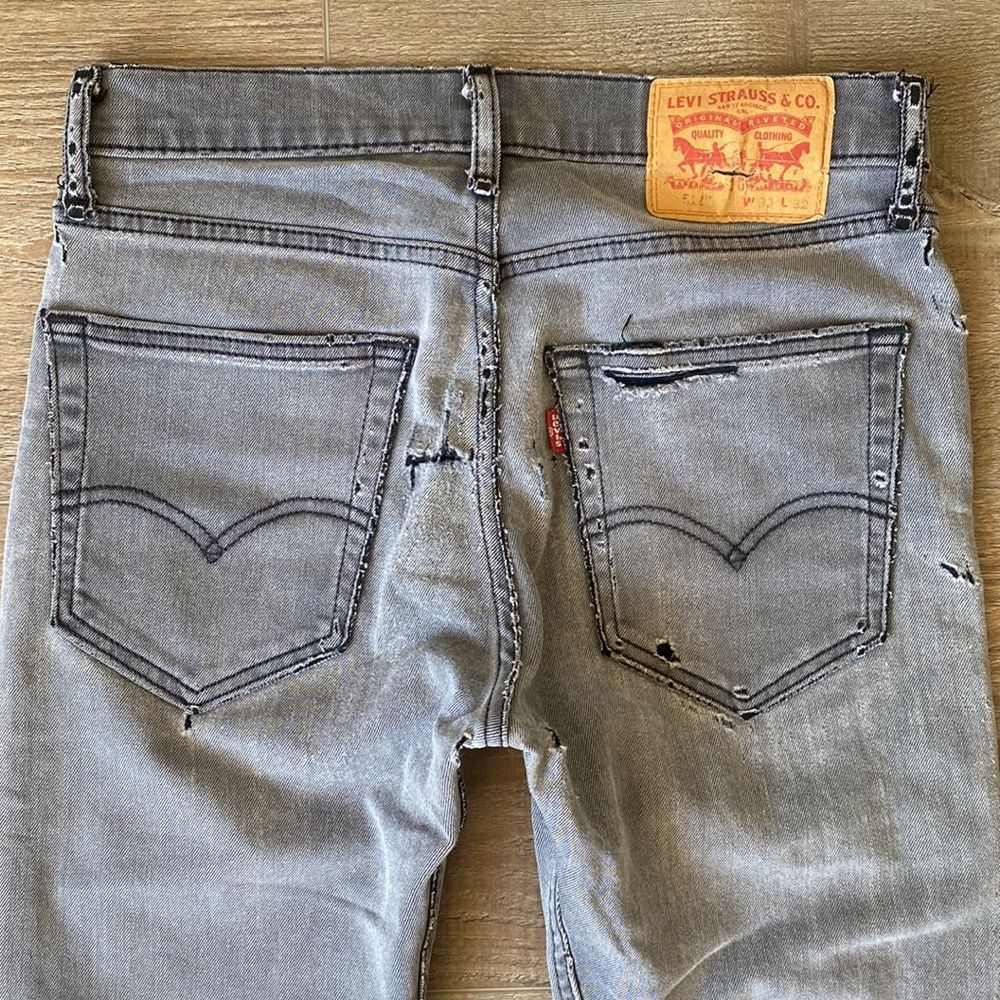 Levis Grey Denim Mid Rise Slim Leg Jeans Distressed w Black Contrast Stitching - Picture 4 of 7
